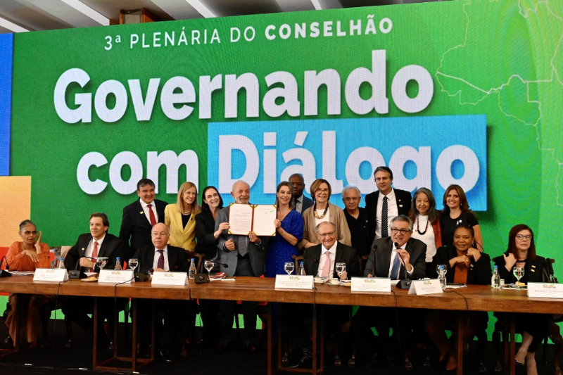 Imagem da 3ª plenária do Conselhão - Governando com Diálogo. Nela, estão presentes o presidente Lula, o vice-presidente Geraldo Alckmin, o ministro Fernando Haddad e outras figuras do governo vigente. A imagem ilustra a matéria "Presidente Lula assina decreto com diretrizes para criação da Política Nacional Integrada para a Primeira Infância".
