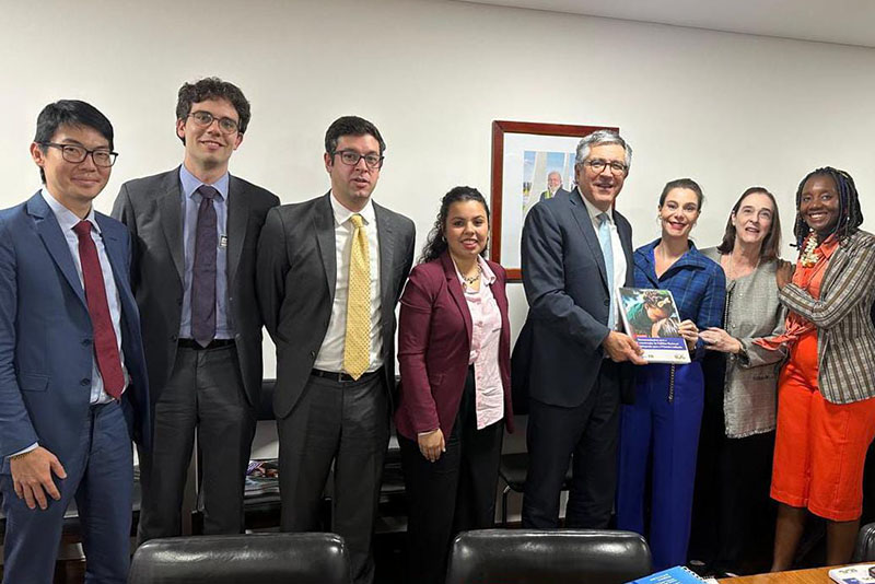 Membros do Conselhão do Grupo de Trabalho Primeira Infância reunidos. Imagem ilustra a matéria "GT Primeira Infância do Conselhão entrega proposta de política nacional para crianças de até 6 anos".